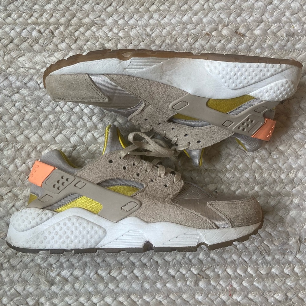 Women’s size 7 Nike Air Huarache - Picture 5 of 6